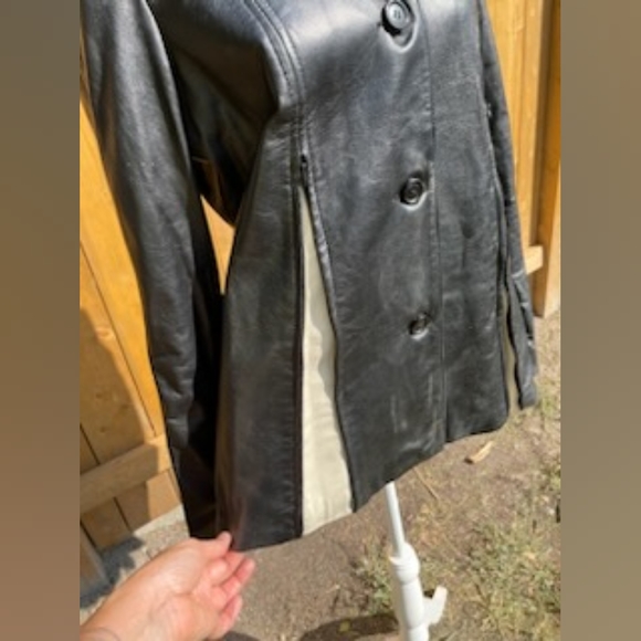This 100% black leather jacket is so unique! The sleeves and front have zippers - Picture 4 of 6